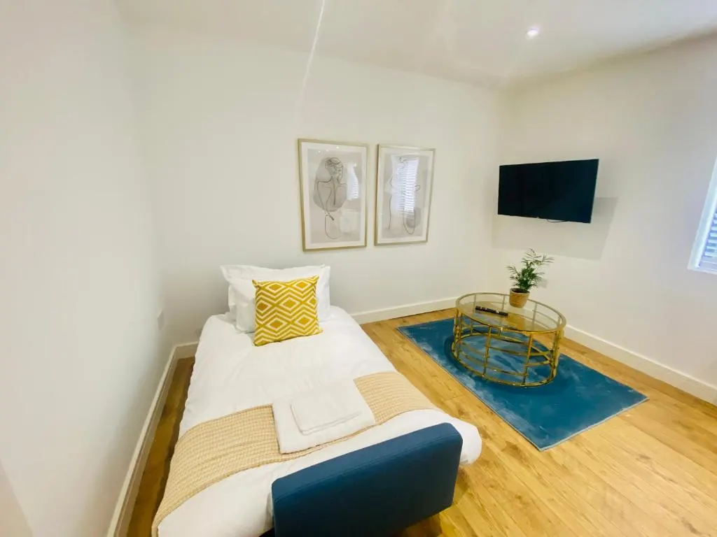 Flat in Gloucester - Image 2