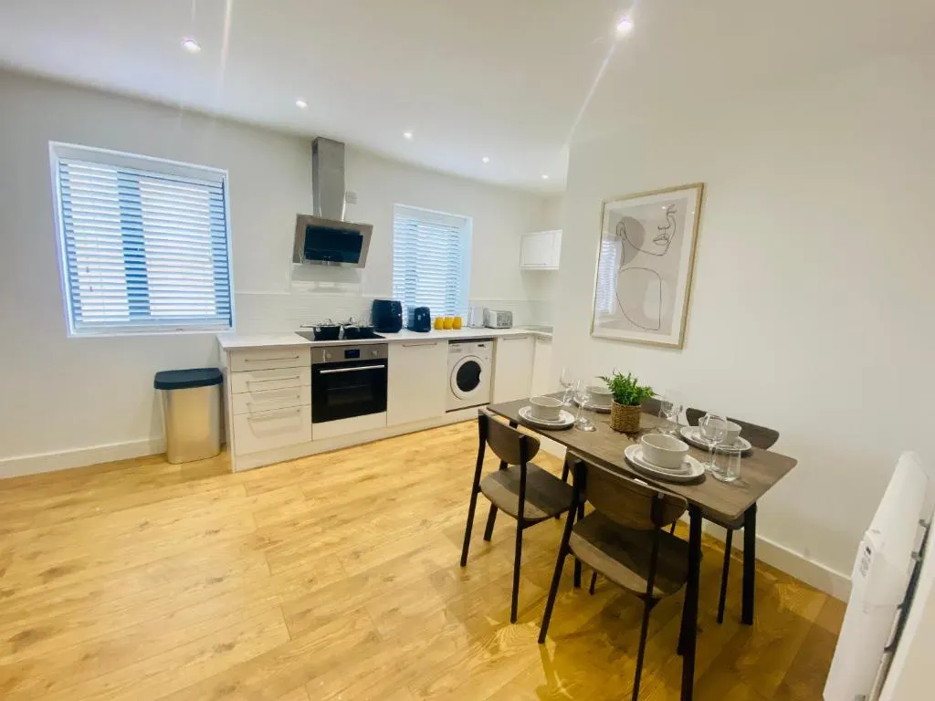 Flat in Gloucester - Image 4