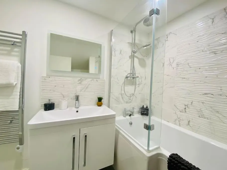 Flat in Gloucester - Image 7