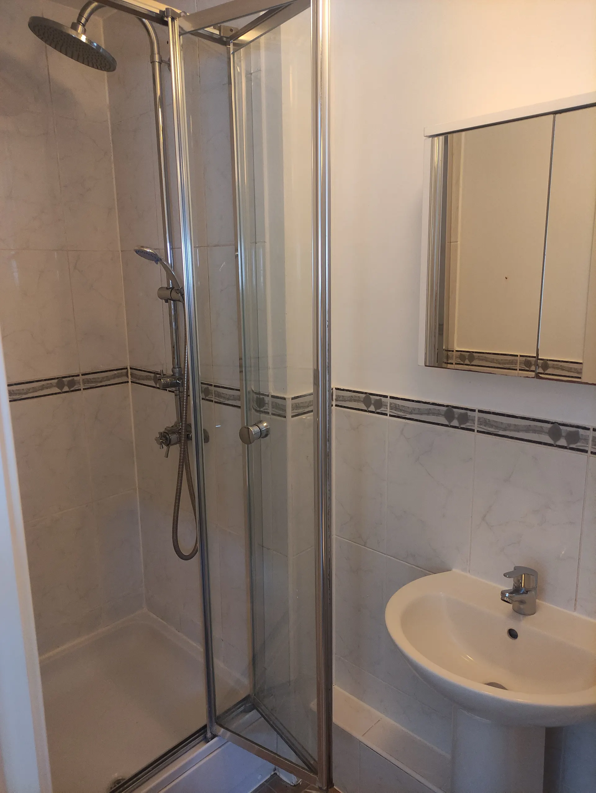 Flat in Milton Keynes - Image 9