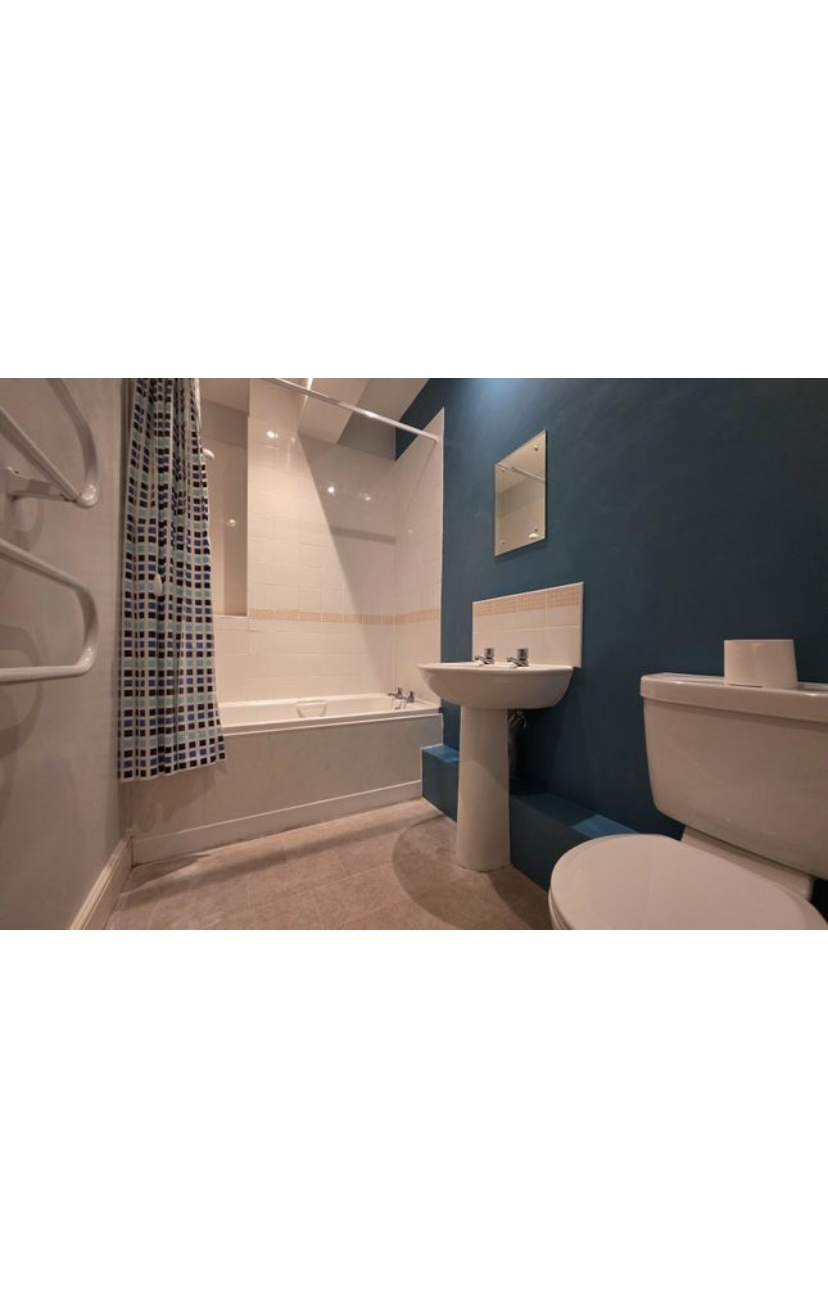 Flat in Wolverhampton - Image 4