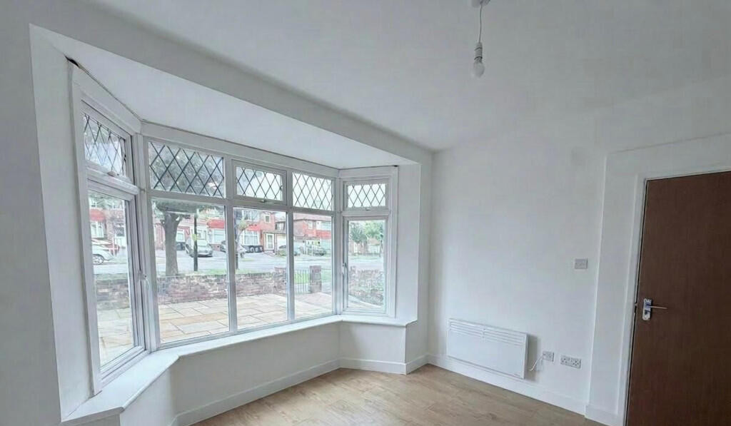 House in Greenford - Image 4