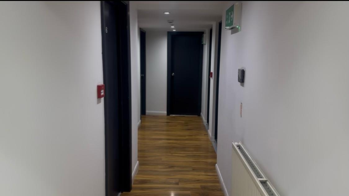 London - Image 6