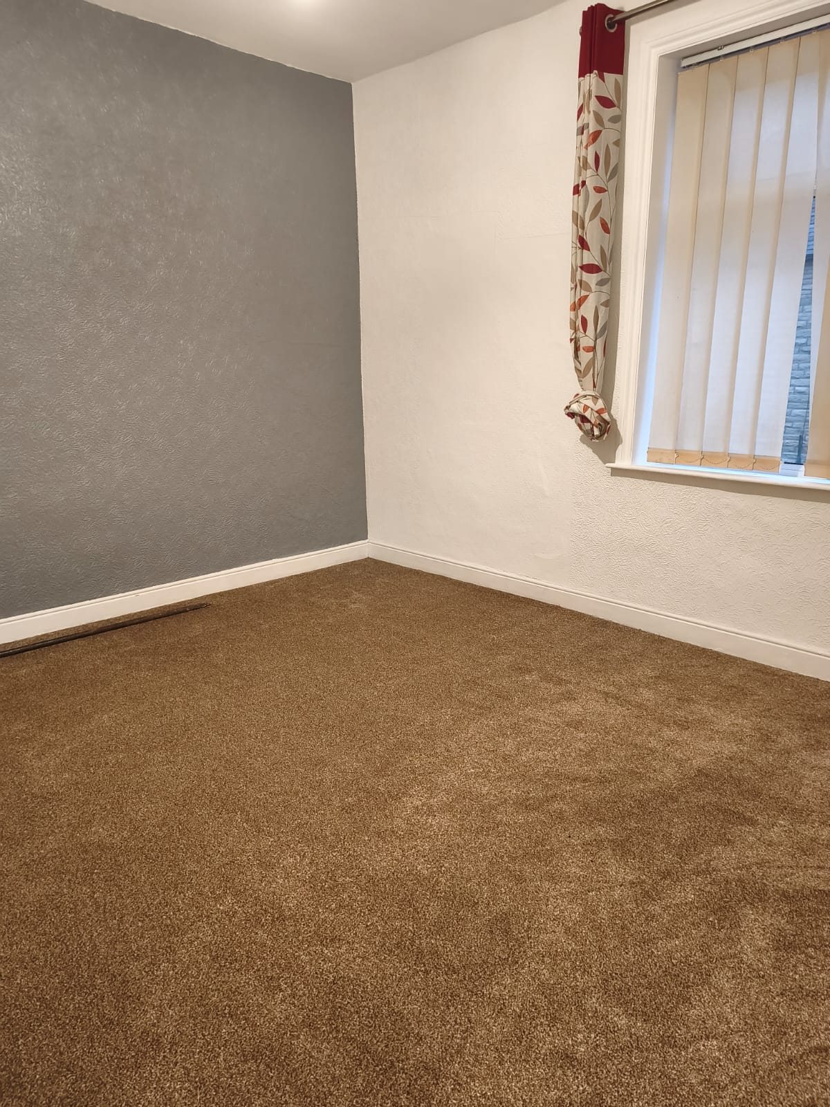 House in Burnley - Image 4