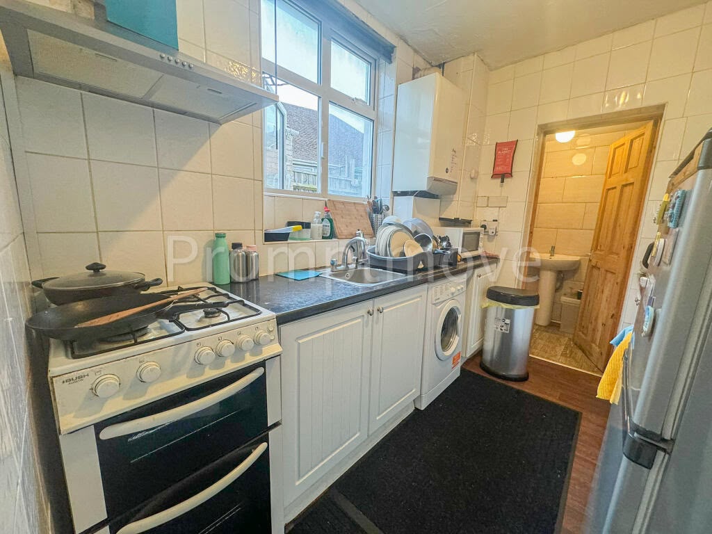 House in Luton - Image 3