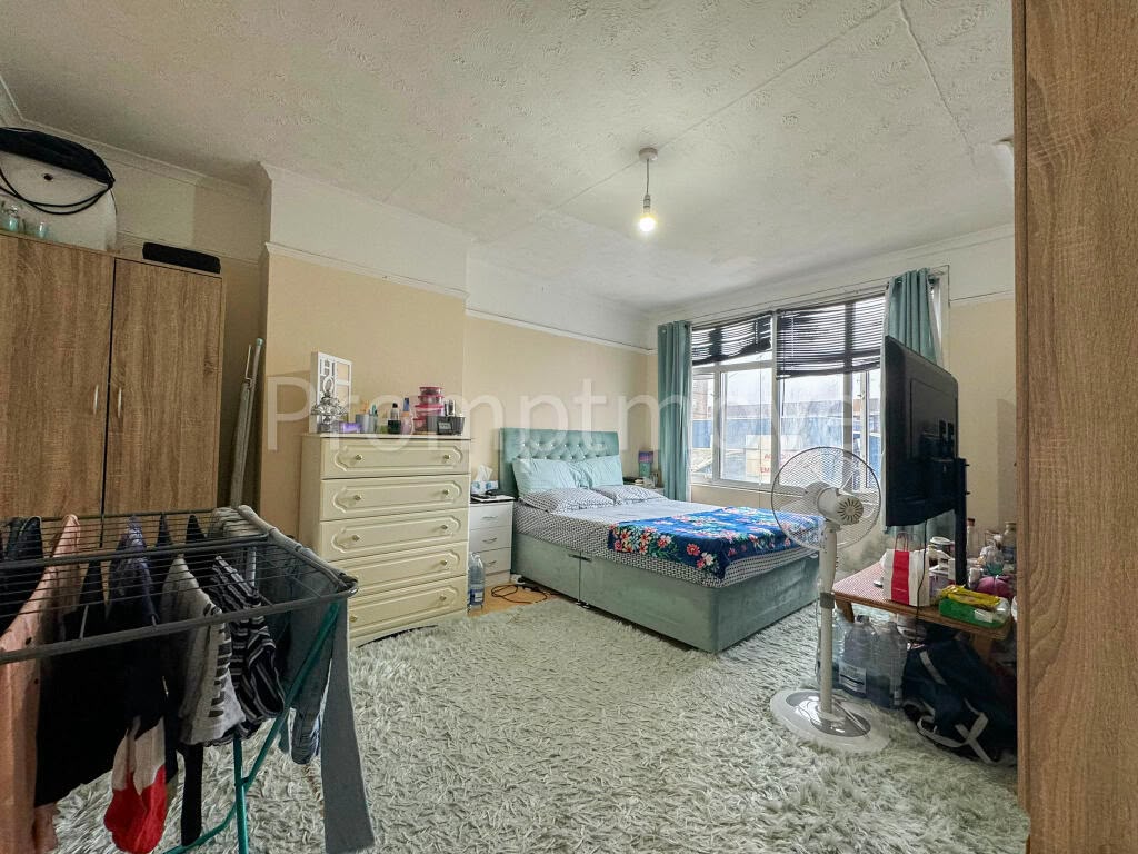 House in Luton - Image 4