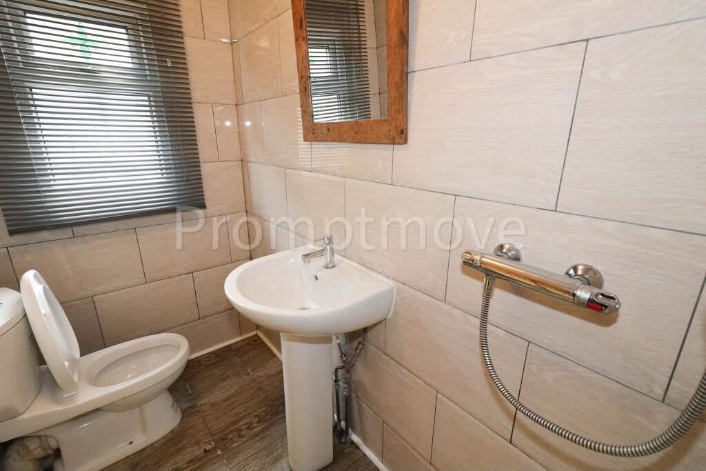 House in Luton - Image 7